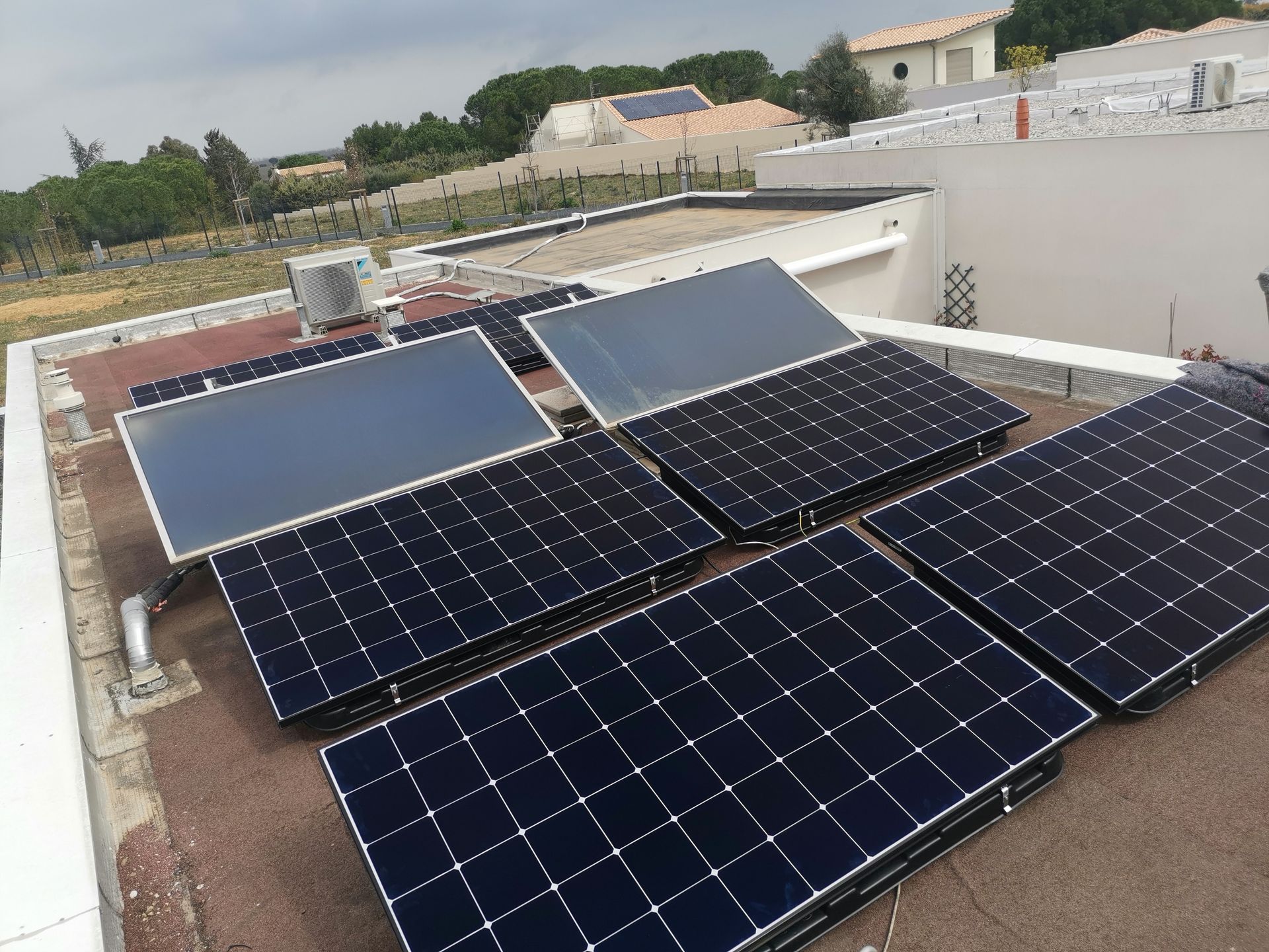 Un beau panneau photovoltaïque sur une toiture