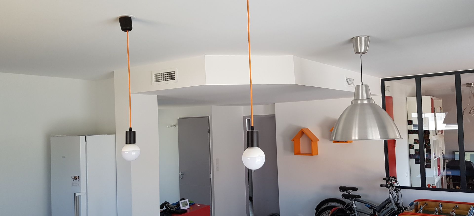 Système Ribo dans un séjour avec luminaires