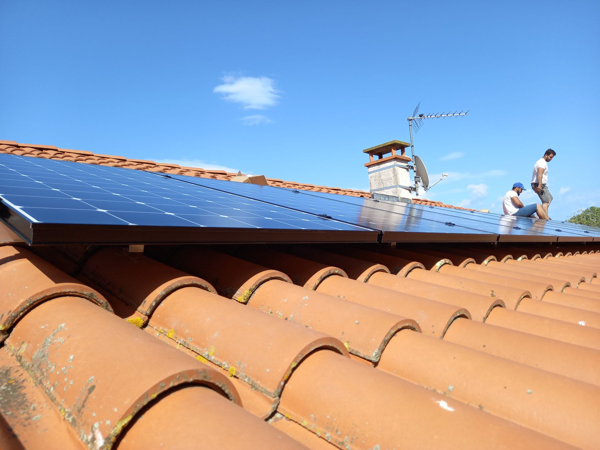 Panneau solaire sur un toit en tuile sous ciel bleu