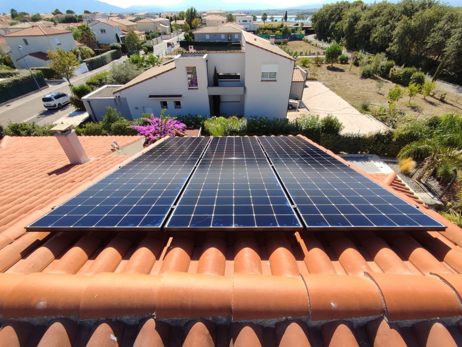Six panneaux solaires installés sur un toit