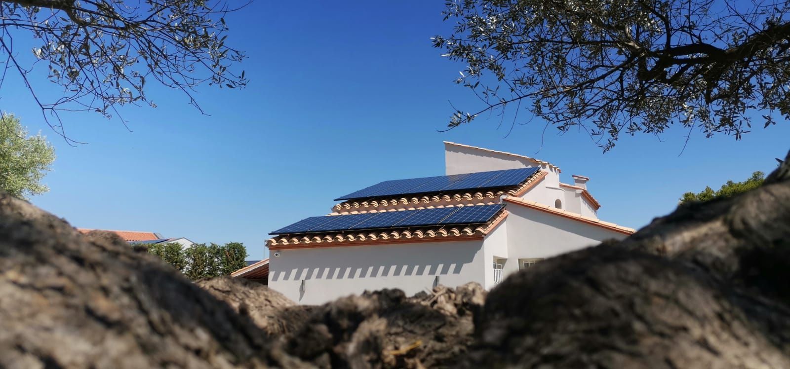 Deux rangées de panneaux solaires sur une villa