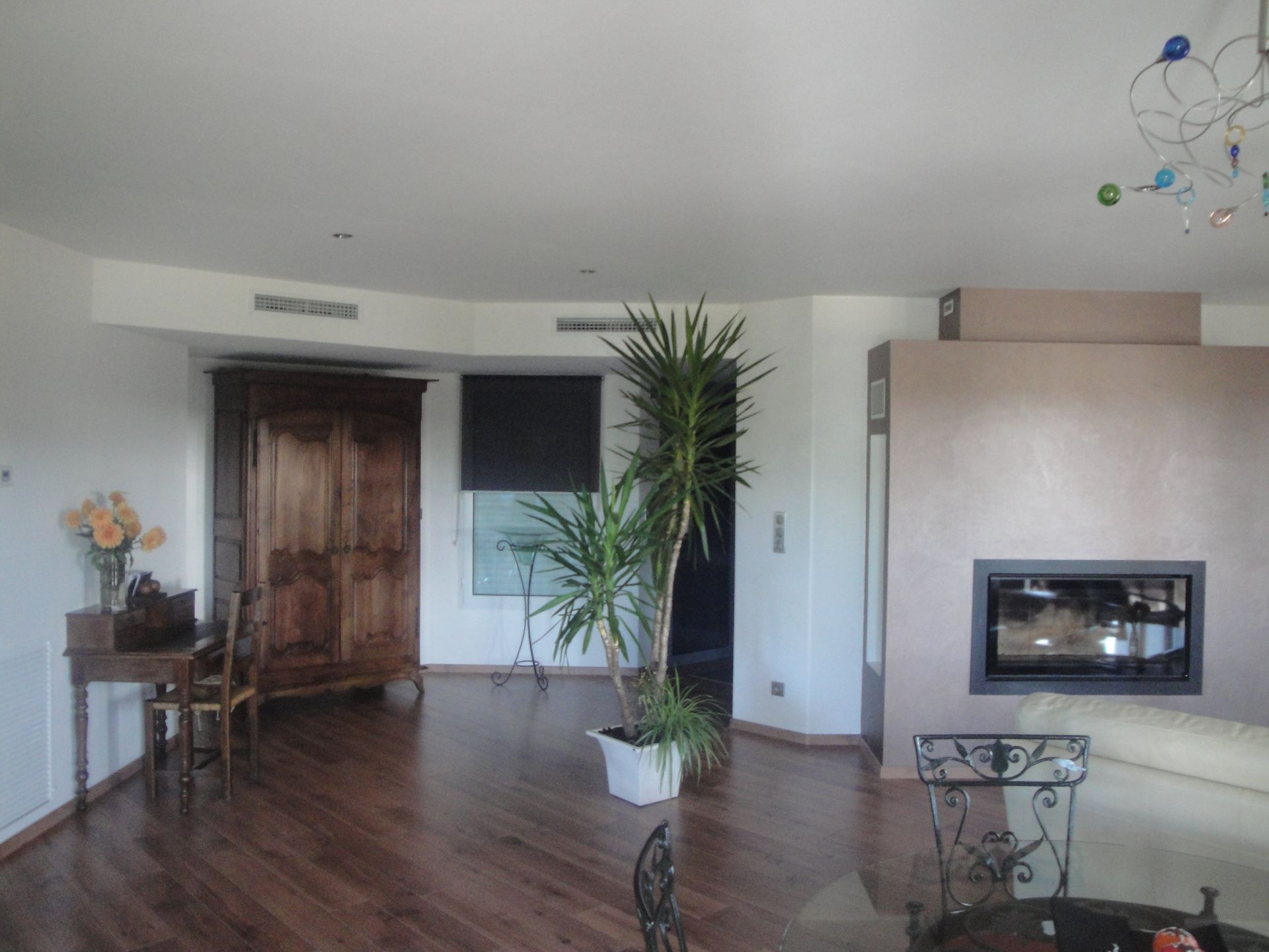 Système Ribo dans un salon avec plante