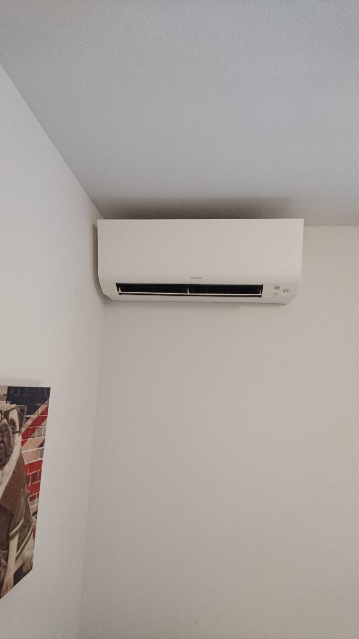Climatiseur Daikin à un mur blanc