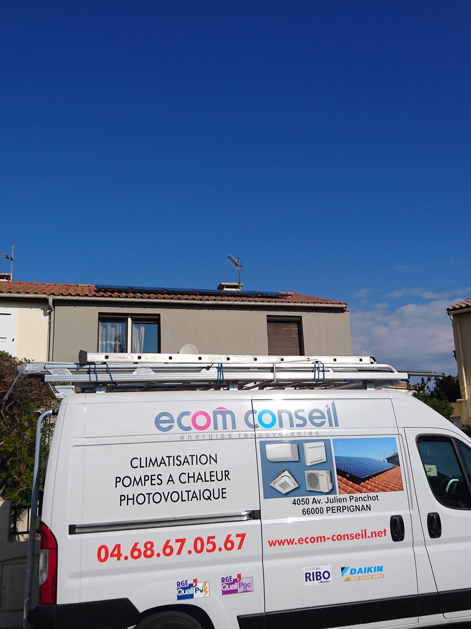 Camion de la société devant une maison