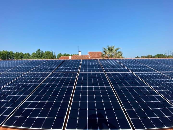 Panneau solaire noir sur un toit