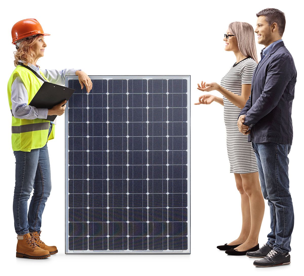 Femme ingénieur avec un panneau solaire qui parle à un couple