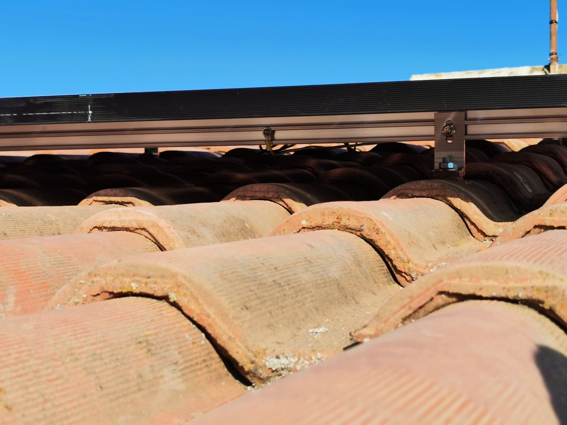 Zoom sur les attaches d'un panneau solaire