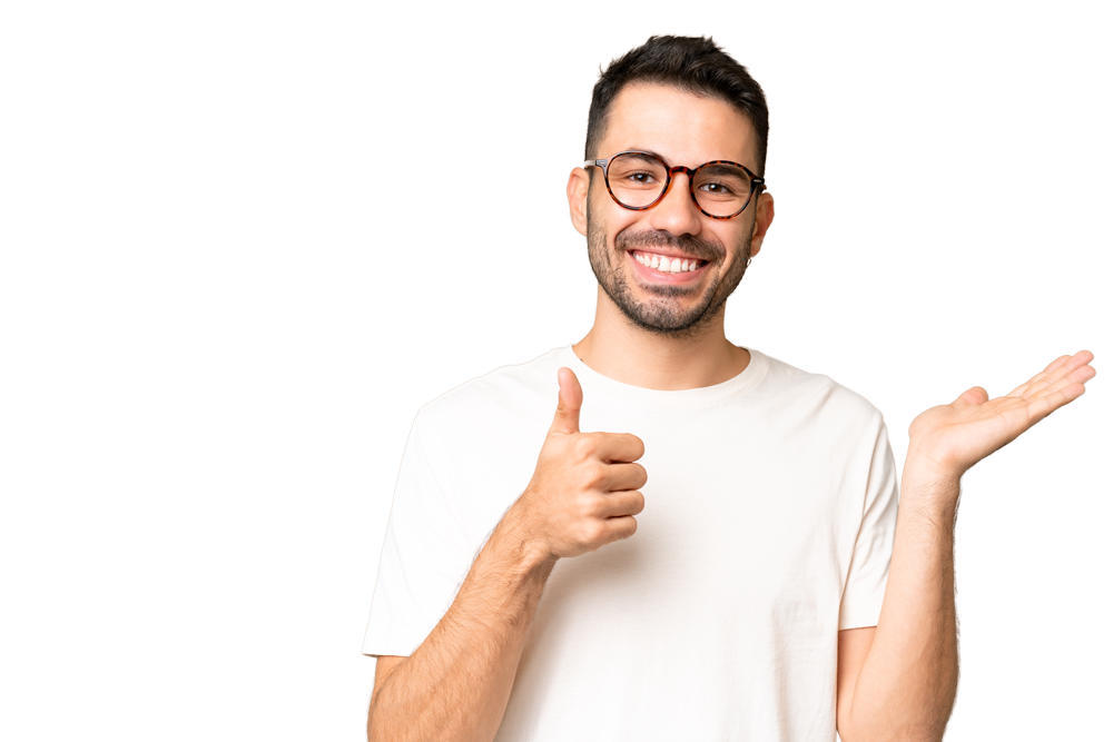 Jeune homme qui fait le signe « bien » avec son pouce