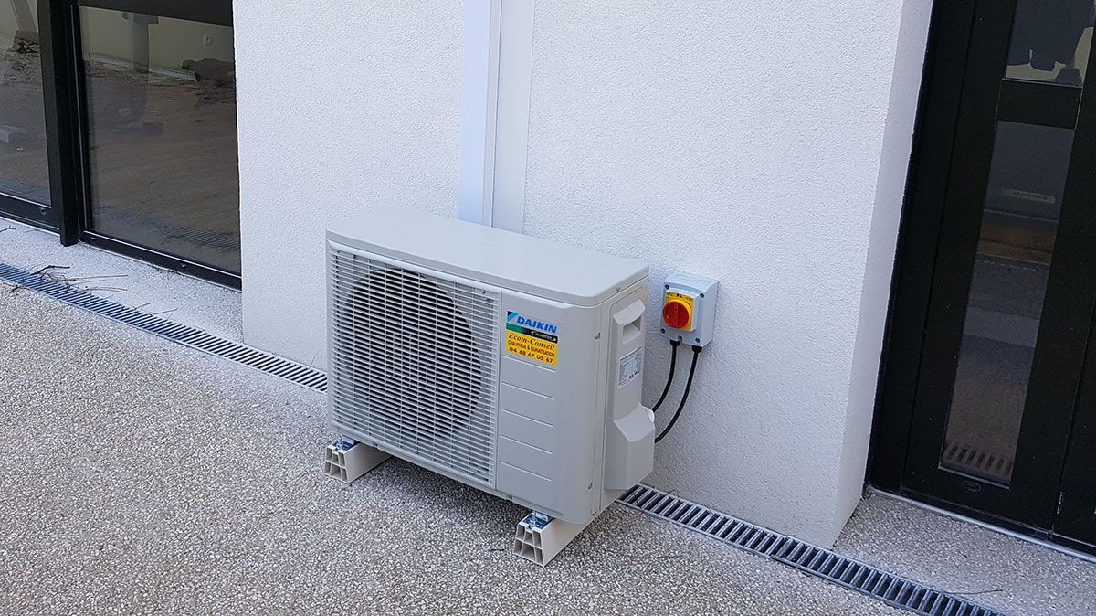 PAC air-air à l'extérieur d'une maison