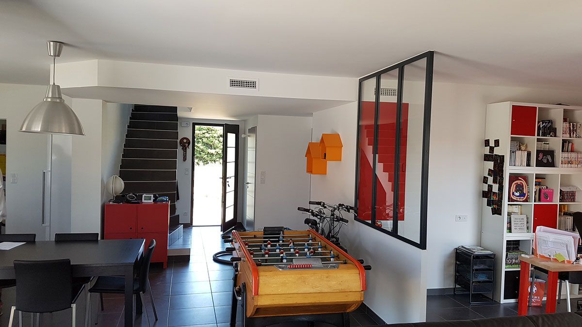 Salon d'une maison avec un babyfoot