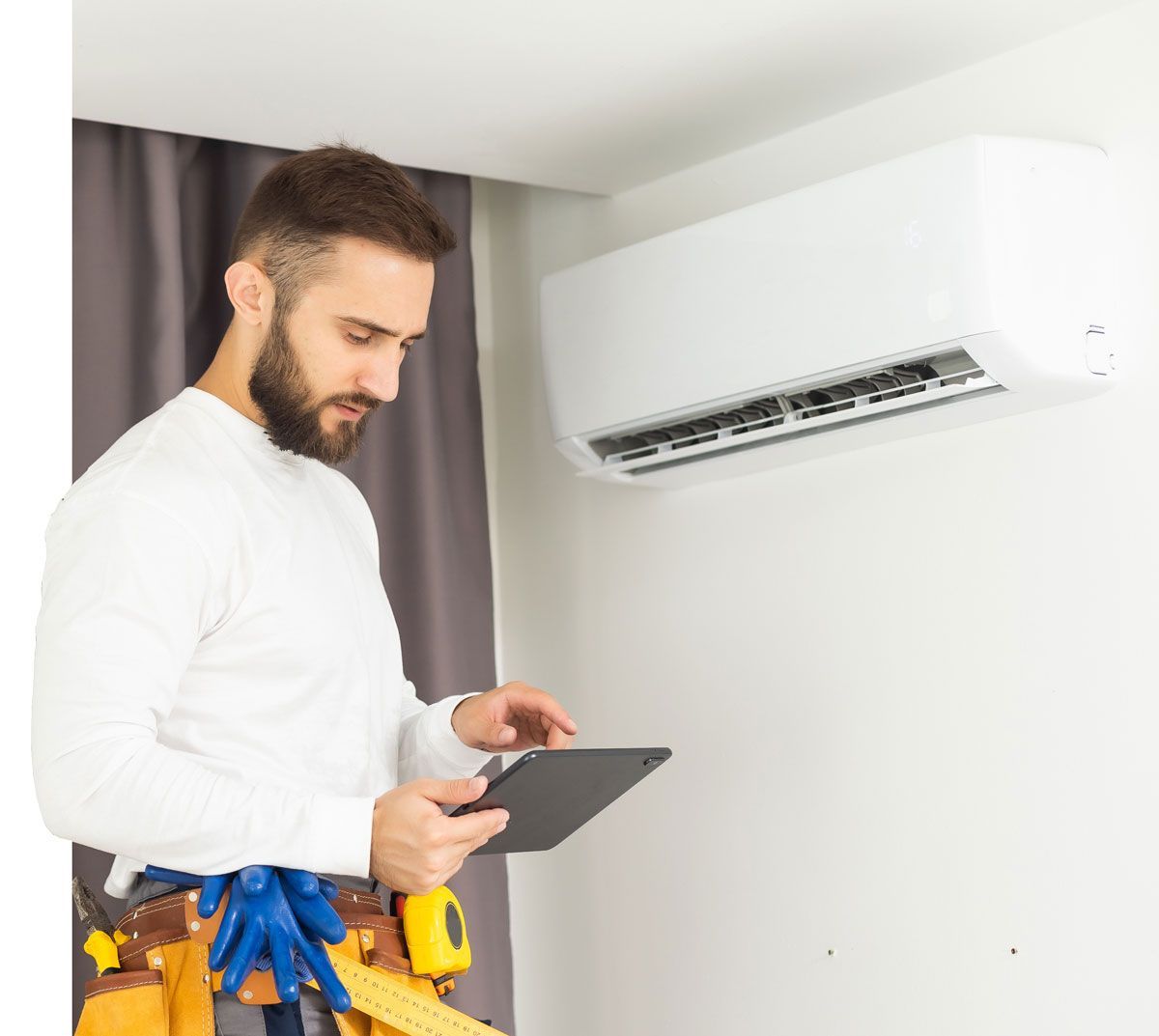 Technicien qui installe la climatisation réversible