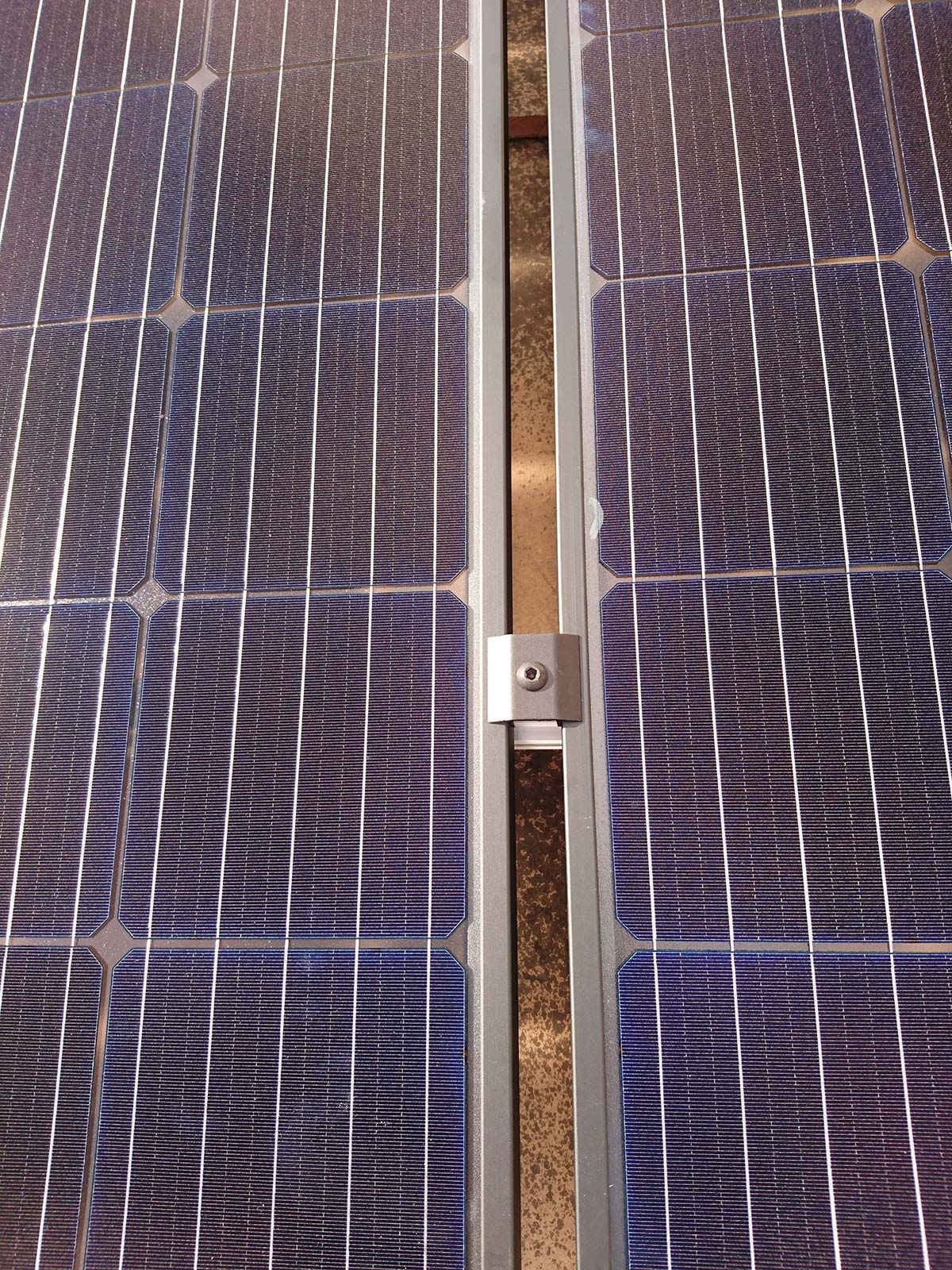 Attache de panneau solaire