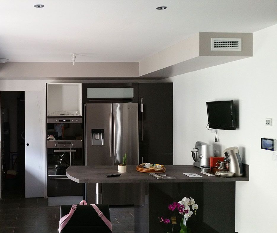 Climatiseur Ribo dans une cuisine avec un faux plafond
