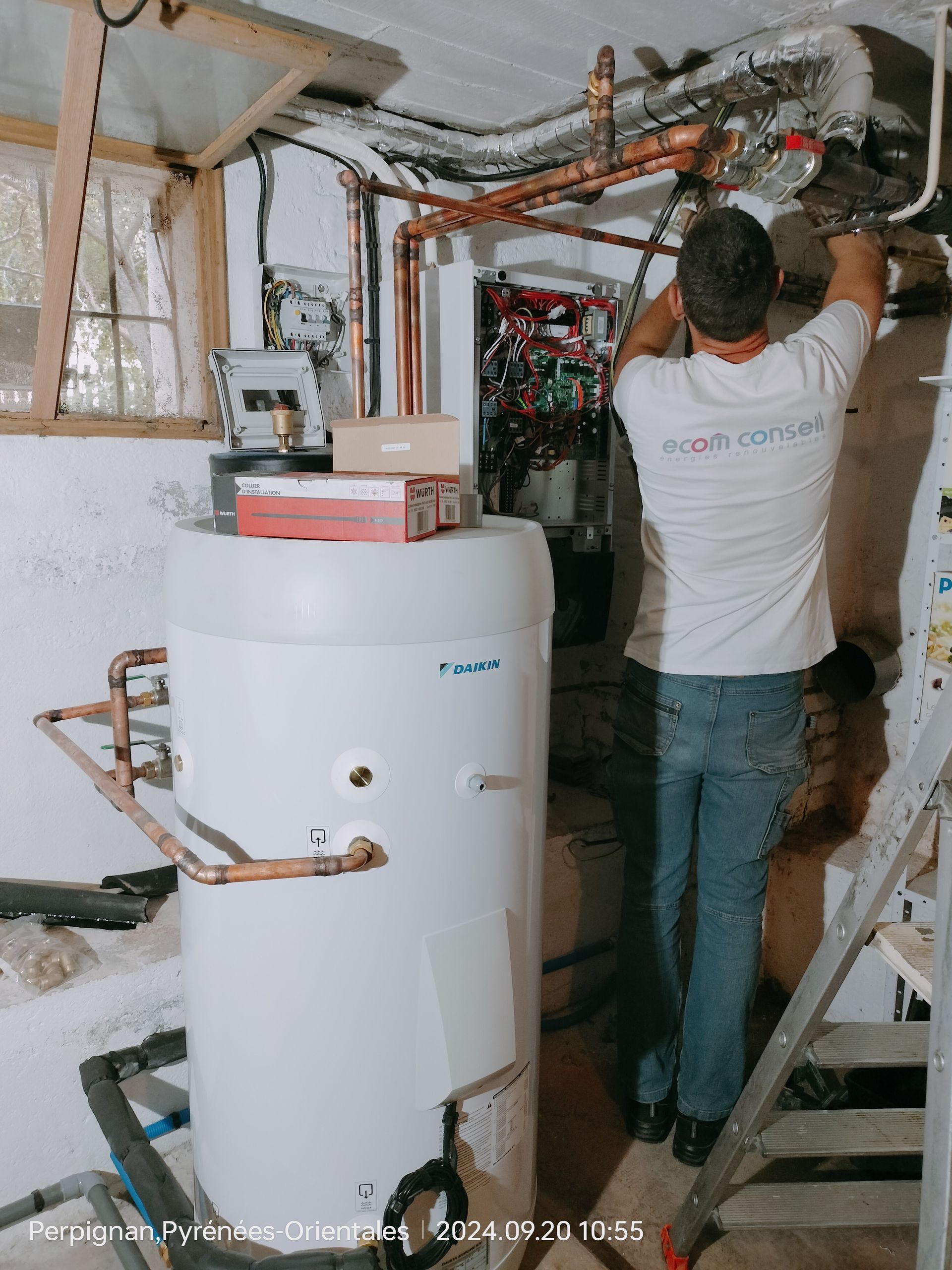 Installation d'une pompe à chaleur par un technicien