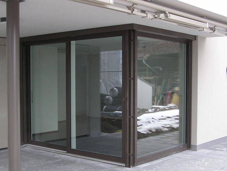 Eine Gebäudeecke mit einer Glasschiebetür. Foto von der Adolf Nussbaumer Fensterbau AG
