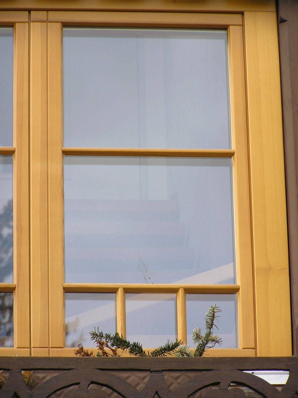 Ein Holzfenster mit einer Pflanze auf der Fensterbank. Foto von der Adolf Nussbaumer Fensterbau AG