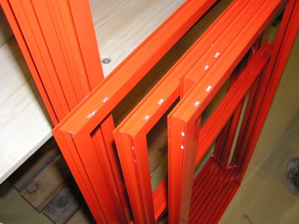 Ein Bündel orangefarbener Rahmen sind übereinander gestapelt