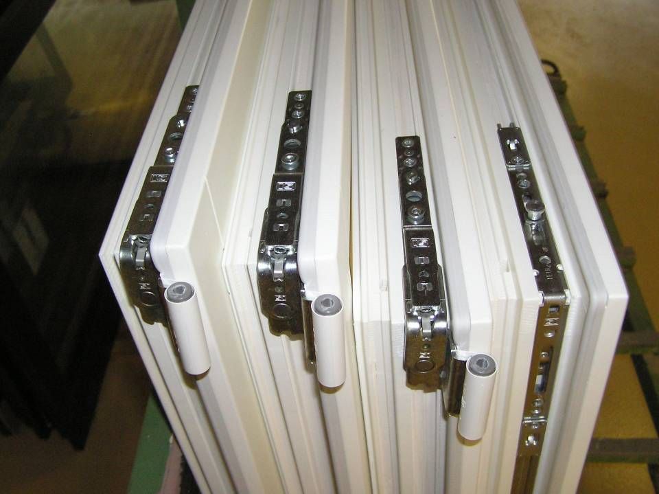 Ein Haufen weisser Fenster. Foto von der Adolf Nussbaumer Fensterbau AG