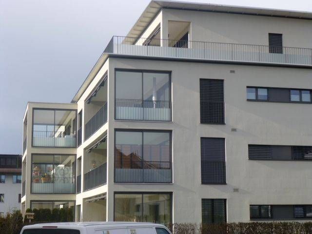 Ein grosses Gebäude mit vielen Fenstern. Foto von der Adolf Nussbaumer Fensterbau AG