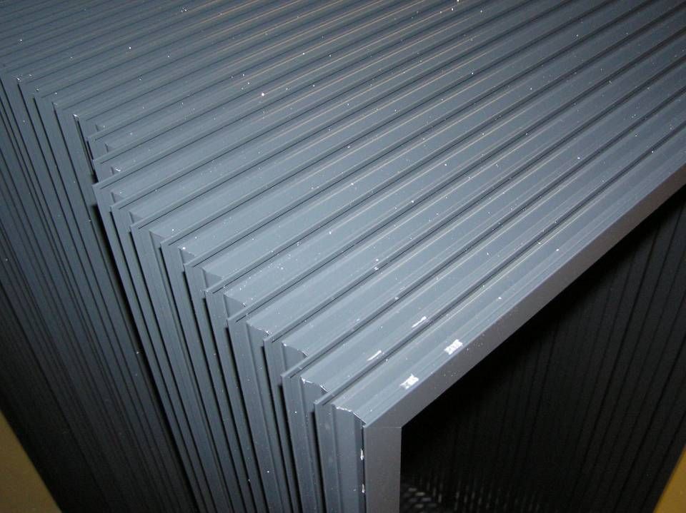 Eine Nahaufnahme eines Stapels grauer Metallbleche