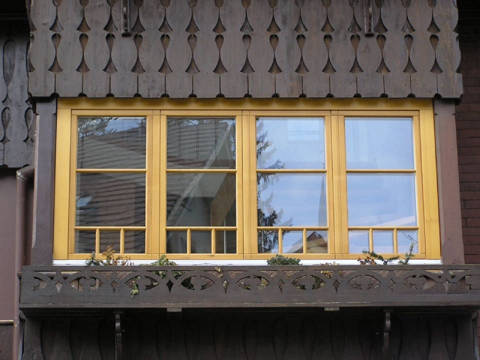 Ein Holzfenster mit einer Pflanze auf der Fensterbank. Foto von der Adolf Nussbaumer Fensterbau AG