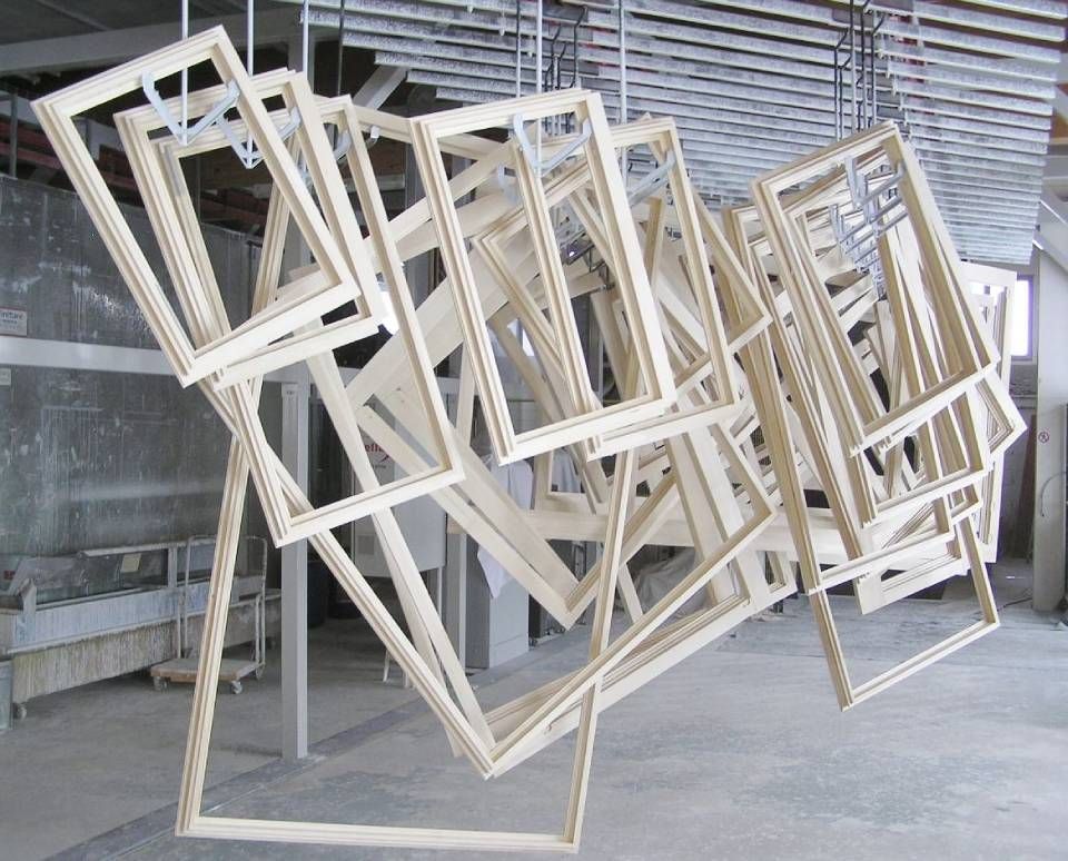 Ein Haufen Holzfensterrahmen hängen von der Decke. Foto von der Adolf Nussbaumer Fensterbau AG