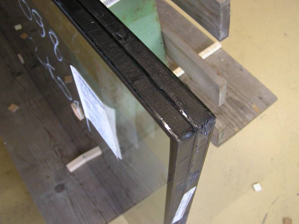 Ein Stück Glas liegt auf einem Holztisch