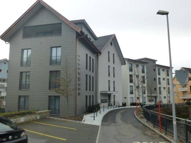 Ein grosses modernes Gebäude mit vielen Fenstern. Foto von der Adolf Nussbaumer Fensterbau AG