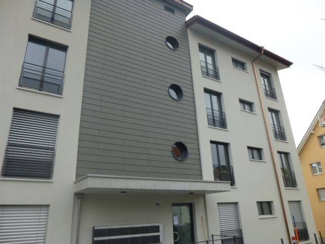 Ein grosses modernes Gebäude mit vielen Fenstern. Foto von der Adolf Nussbaumer Fensterbau AG