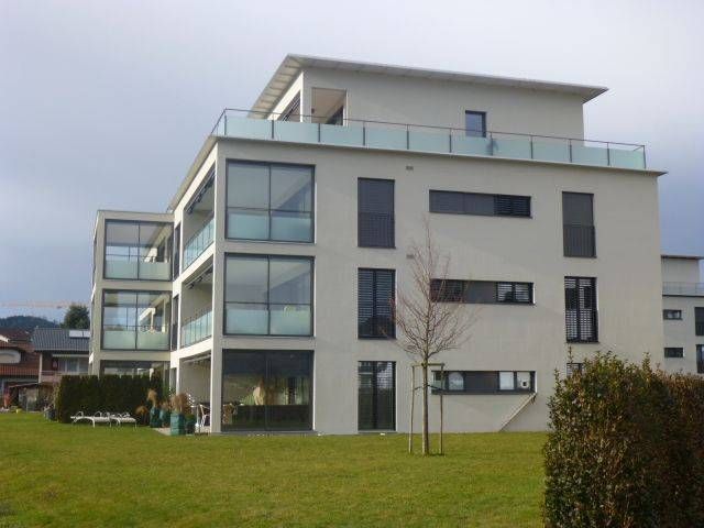 Ein grosses modernes Gebäude mit vielen Fenstern. Foto von der Adolf Nussbaumer Fensterbau AG