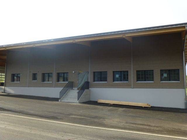 Ein grosses Gebäude mit Treppen und vielen Fenstern. Foto von der Adolf Nussbaumer Fensterbau AG