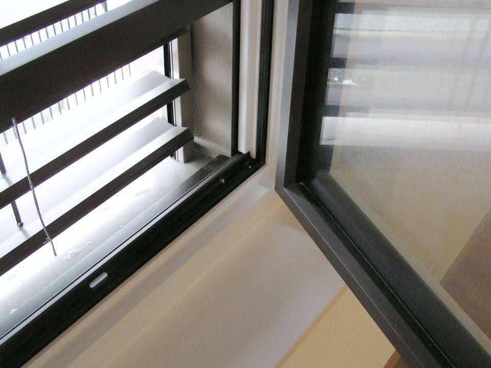 Ein Fenster mit Jalousien ist zu einem Balkon hin geöffnet. Foto von der Adolf Nussbaumer Fensterbau AG