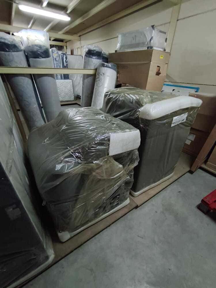 Dos hombres están cargando cajas en un camión de mudanzas.