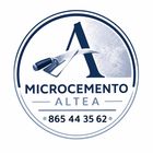 Logotipo de Microcemento Altea con icono de paleta y número de teléfono en una insignia circular azul y blanca.
