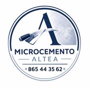 Logotipo de Microcemento Altea con icono de paleta y número de teléfono en una insignia circular azul y blanca.