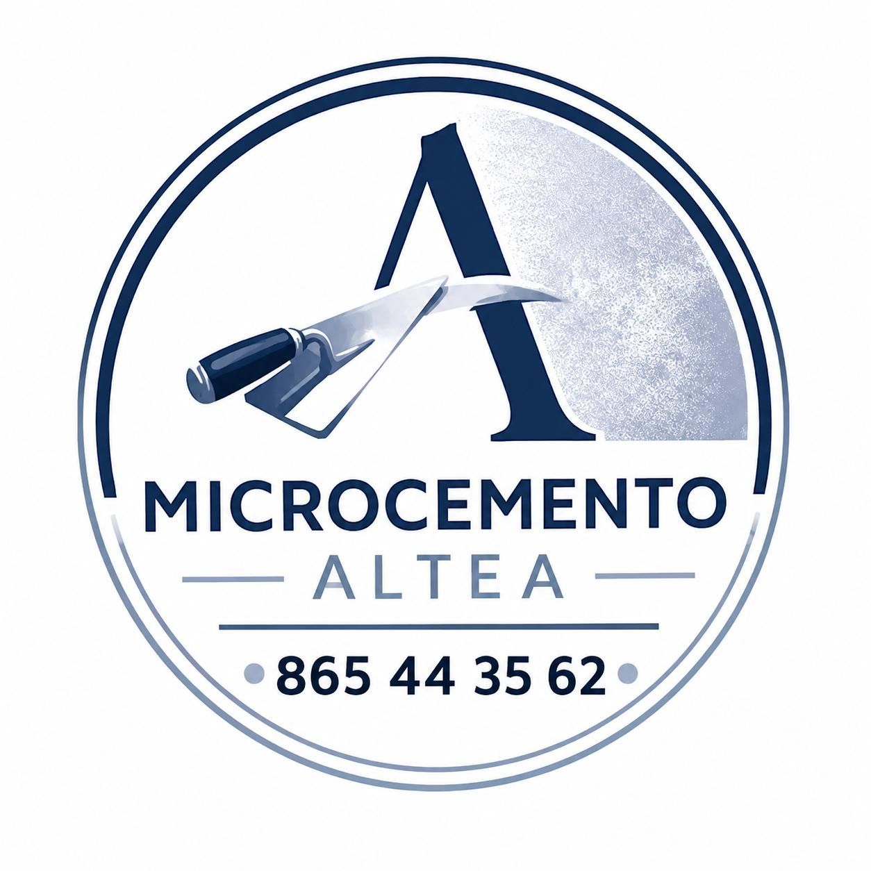 Logotipo de Microcemento Altea con icono de paleta y número de teléfono en una insignia circular azul y blanca.