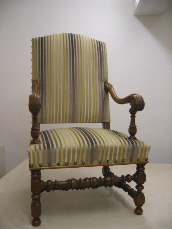 Fauteuil Louis XII tissu rayures Zoffany