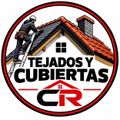 Logo de tejados y cubiertas con trabajador en escalera, casa y letras &ldquo;TEJADOS Y CUBIERTAS CR&rdquo;