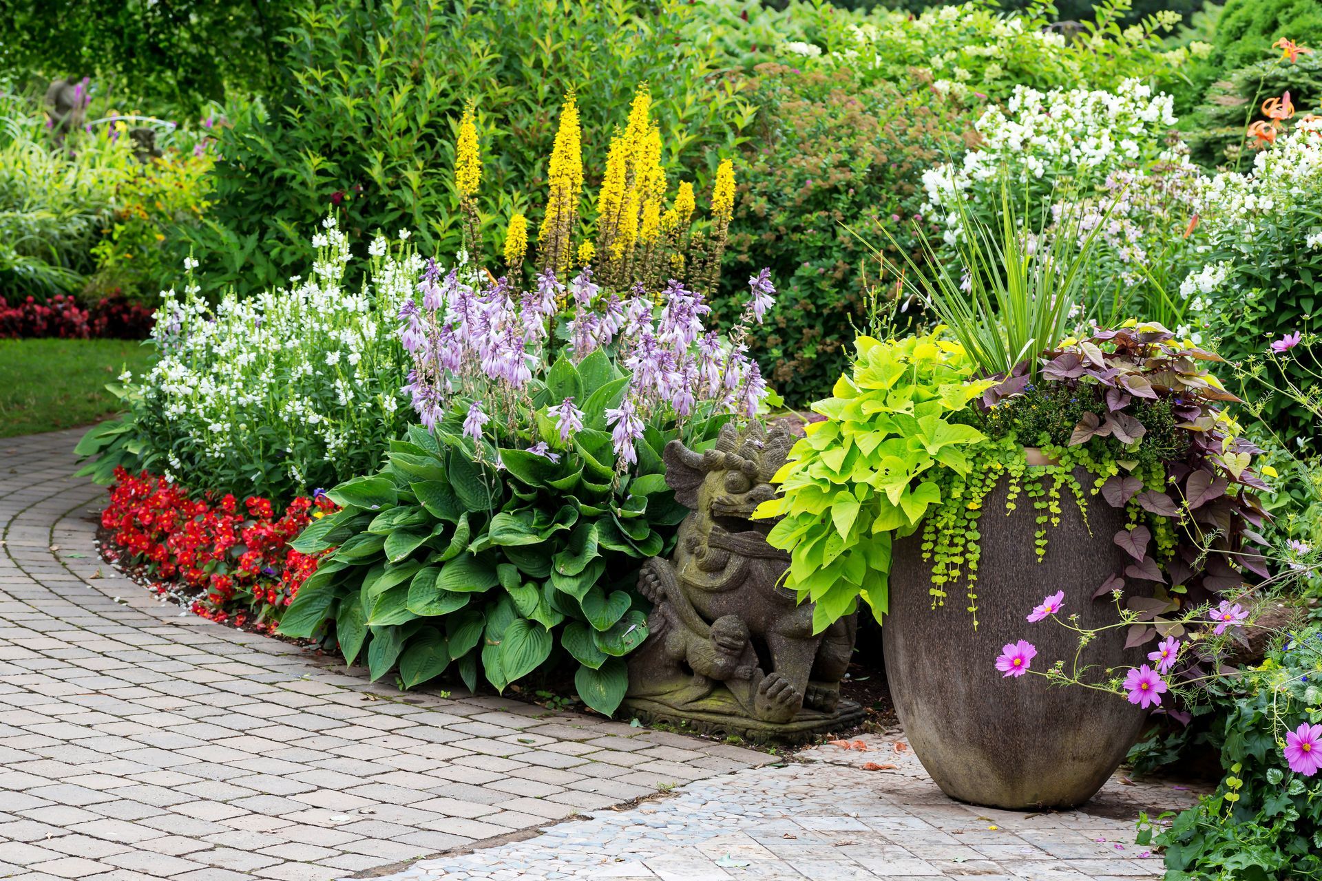 Parterre de fleurs et statues de pierre