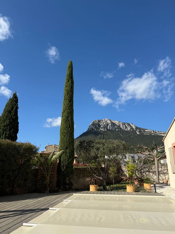 Terrasse et aménagement paysager et dans un jardin avec une vue sur un sommet