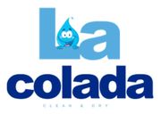 Logotipo de La Colada con una mascota en forma de gota azul y las palabras «CLEAN & DRY»
