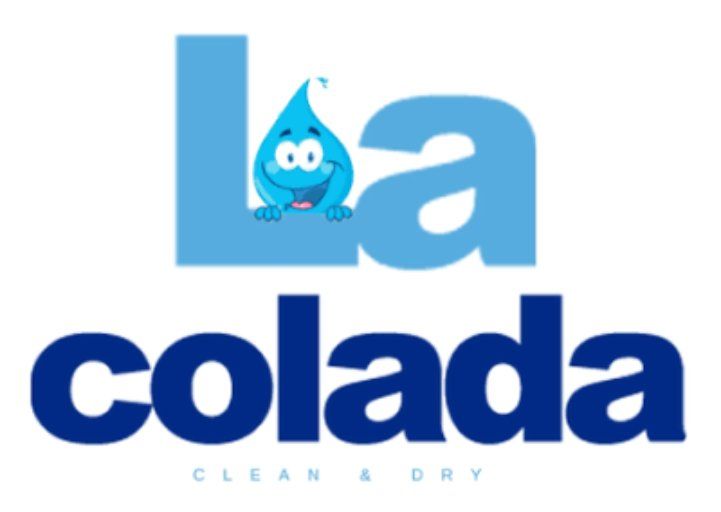 Logotipo de La Colada con una mascota en forma de gota azul y las palabras «CLEAN & DRY»