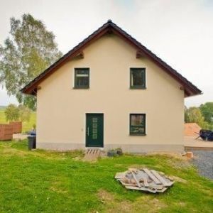 Frontansicht eines Giebels mit beiger Fassade.