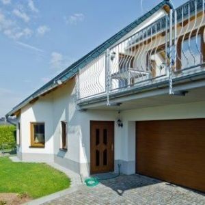 Teilansicht einer Fassade mit Balkon und Regenrinne.