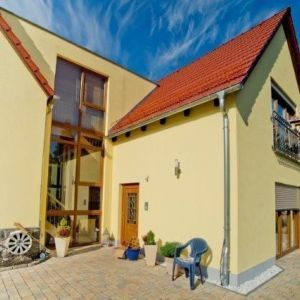 Modernes Haus mit Glasfront und rotem Ziegeldach