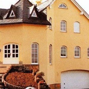 Historische Fassade mit Rundbogenfenstern und kleinen Dachgauben.