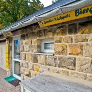 Detailansicht einer Natursteinfassade mit Fenster