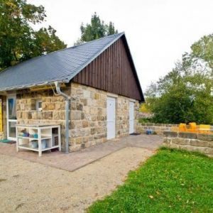 Traditionelles Gebäude mit Natursteinfassade und Holzgiebel