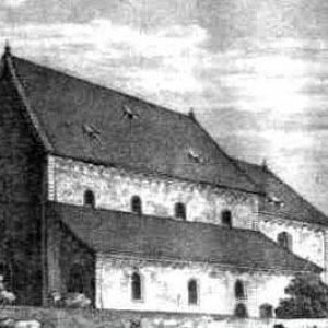 Historische Schwarz-Weiß-Ansicht einer Kirche mit steilem Satteldach und kleinen Gauben.
