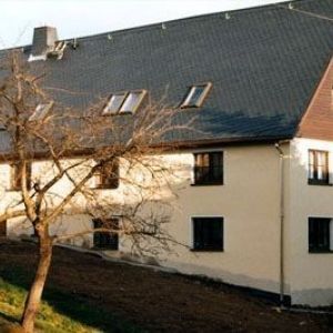 Prachtvolle Villa mit Fachwerk-Elementen im Dachbereich.